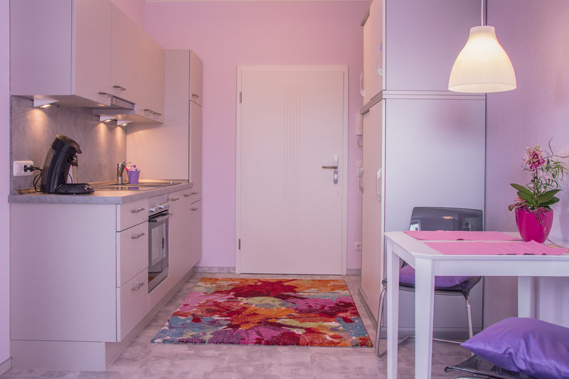 Eingangsbereich der Pension in Wildau mit Küchenzeile und geräumigem Kleiderschrank Eingangsbereich der Pension in Wildau mit Küchenzeile und geräumigem Kleiderschrank