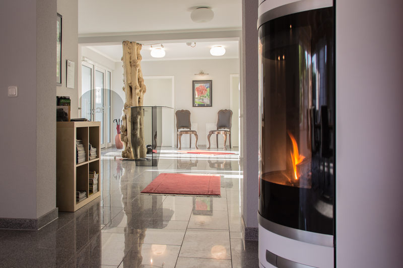 Blick vom Kaminzimmer/ Konferenzraum in den Eingangsbereich der Pension in Wildau Blick vom Kaminzimmer/ Konferenzraum in den Eingangsbereich der Pension in Wildau