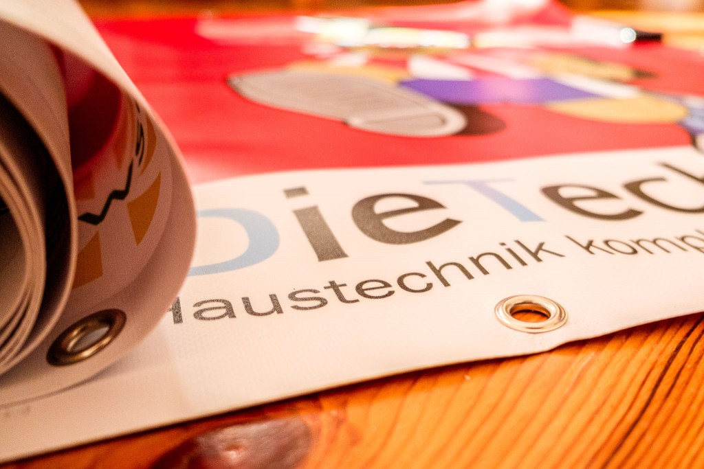 HSV Wildau Banner mittig. gut zu sehen die Ösen HSV Wildau Banner mittig. gut zu sehen die Ösen